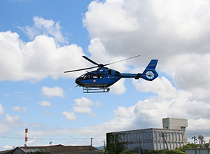 不法投棄のスカイパトロールに出発するヘリコプター