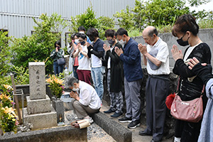 井澤弥惣兵衛の墓に公演の成功を祈念するメンバーら