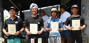 ロングボードメンで優勝した久木山洋平さん㊧ら入賞者