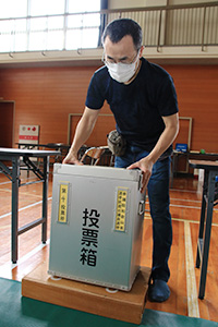 投票箱を設置する和歌山市職員（９日、広瀬小学校）
