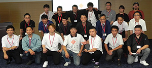 菊井会長（前列中央）や参加企業の皆さん