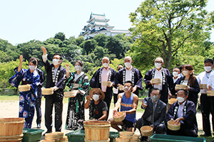 和歌山城西の丸広場で打ち水をする参加者ら