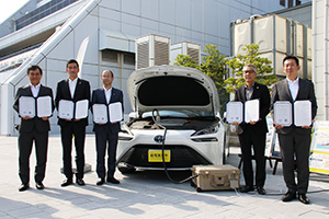 協定書を手にする県内トヨタ系列５社の代表ら