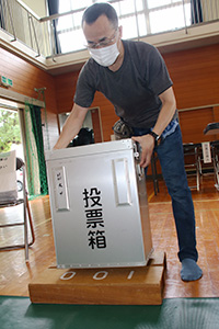 投票箱を設置する和歌山市職員（２０日、広瀬小学校）