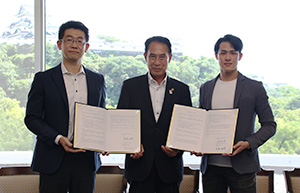 協定書を手に（左から）鷲見代表取締役、尾花市長、大林代表取締役