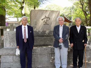 「空」の慰霊碑の前に立つ神坂さん（２００９年４月）