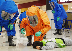 化学防護服を着て救護や液体検知にあたる隊員たち