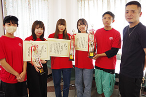 有村さん（左から２人目）、大和田さん（同３人目）、蜜田さん（同４人目）を含め練習に励んだ選抜５人と亀井さん㊨