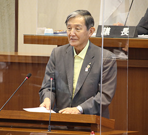 県議会で国葬への出席を表明する仁坂知事