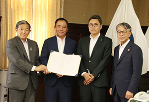 協定書を手に（左から）仁坂知事、浦上代表取締役、佐久間社長、真砂市長