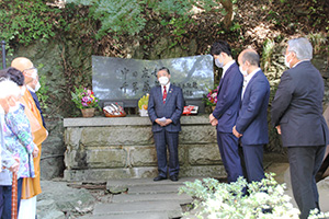 記念碑前であいさつする薛剣駐大阪中国総領事