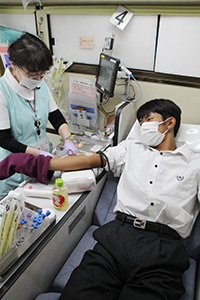 献血に協力する和歌山北高生