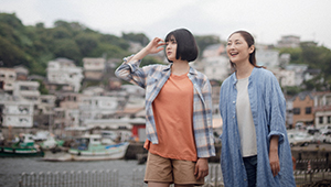 雑賀崎の風景を背に主演の２人　(C)２０２３映画『あつい胸さわぎ』製作委員会