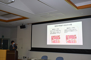 県内初のカテーテル治療成功について説明する和田助教