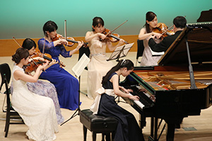 モーツァルトのピアノ協奏曲を演奏する柴田さん（中央）
