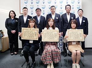 感謝状を手に（前列右から）清水さん、中村さん、櫻根さん