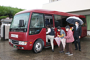 地域バスの第１便に乗り込む住民ら（湊地区）