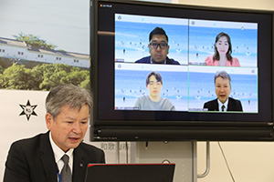 就任式に出席した黒田さん（画面上段左）、神田さん（同右）、犬塚公室長（手前）ら