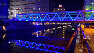 青くライトアップされた中橋