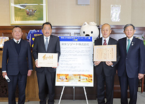左から中村社長、田中専務、西谷社長、仁坂知事