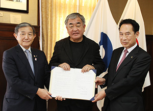 協定書を手に（左から）仁坂知事、隈さん、尾花市長