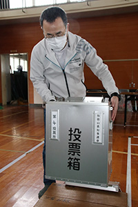 投票箱を設置する和歌山市職員（２６日、広瀬小学校）
