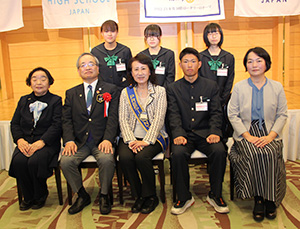 慶風高校インターアクトクラブの甲斐会長（前列左から４人目）と和歌山アゼリアＲＣの梅田会長（同３人目）ら皆さん