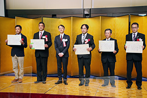 野田社長（左から３人目）から表彰を受けた皆さん