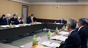 吉田委員（左側中央）と有識者との懇談会