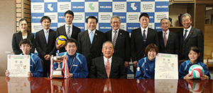 尾崎議長（前列中央）を囲んで笑顔を見せる県代表チームの選手ら