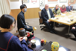 日本の茶文化を楽しむ豪州の教員ら