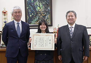 （左から）中村栄作校長、道上さん、清末副署長