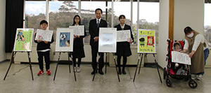 肢体障害者への配慮部門で入賞した山本さん（左から２人目）ら