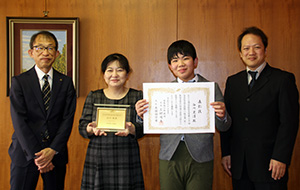 １級に満点合格した谷川さん（左から３人目）