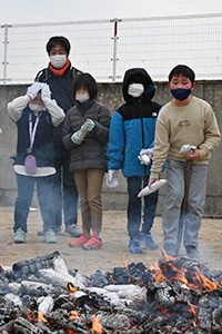 サツマイモを焼く児童
