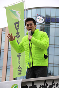 ＪＲ和歌山駅前で街頭演説する吉村共同代表