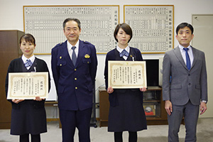 感謝状を手に安井さん㊧と田倉さん（左から３人目）