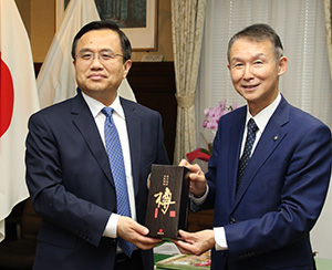 県庁を訪れた宋副省長㊧と岸本知事