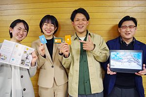 活動をＰＲする（左から）岡田さん、大畑さん、横山さん、樫本さん