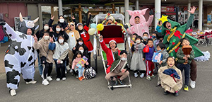 壱岐島での出会った人たちとクリスマスパーティーを開催（上田さん提供）