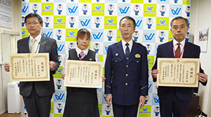 左から牧野さん、湯川さん、堀内署長、吉武さん