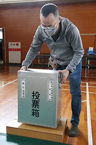 投票箱を設置する和歌山市職員（市立広瀬小学校）