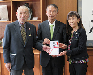 目録を手に（左から）武田名誉会長、岸本知事、松田会長（和産協提供）