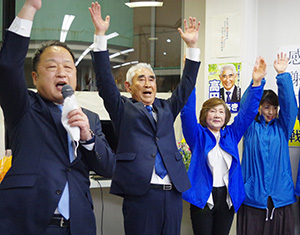 万歳三唱で喜びを分かち合う高田さん（左から２人目）