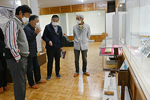 歴史民俗資料館で弥惣兵衛ゆかりの展示を見学する一行