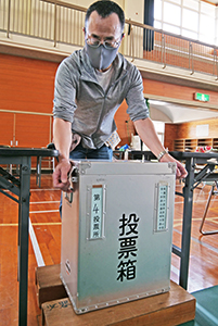 投票箱を設置する和歌山市職員（広瀬小学校）