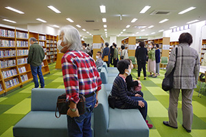 広々とした図書室に喜ぶ地域住民たち