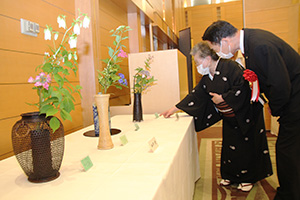 尾花市長も永岡部長の案内で茶花を鑑賞