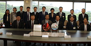 市役所を訪れた劉強書記（前列左から３人目）ら済南市一行