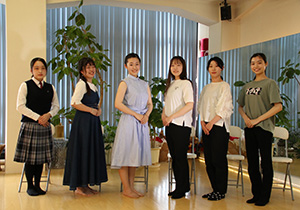 龍宮乙姫龍灯献上行脚に出演する（左から）相坂さん、前田さん、土山さん、村上さん、山本千さん、西上さん
